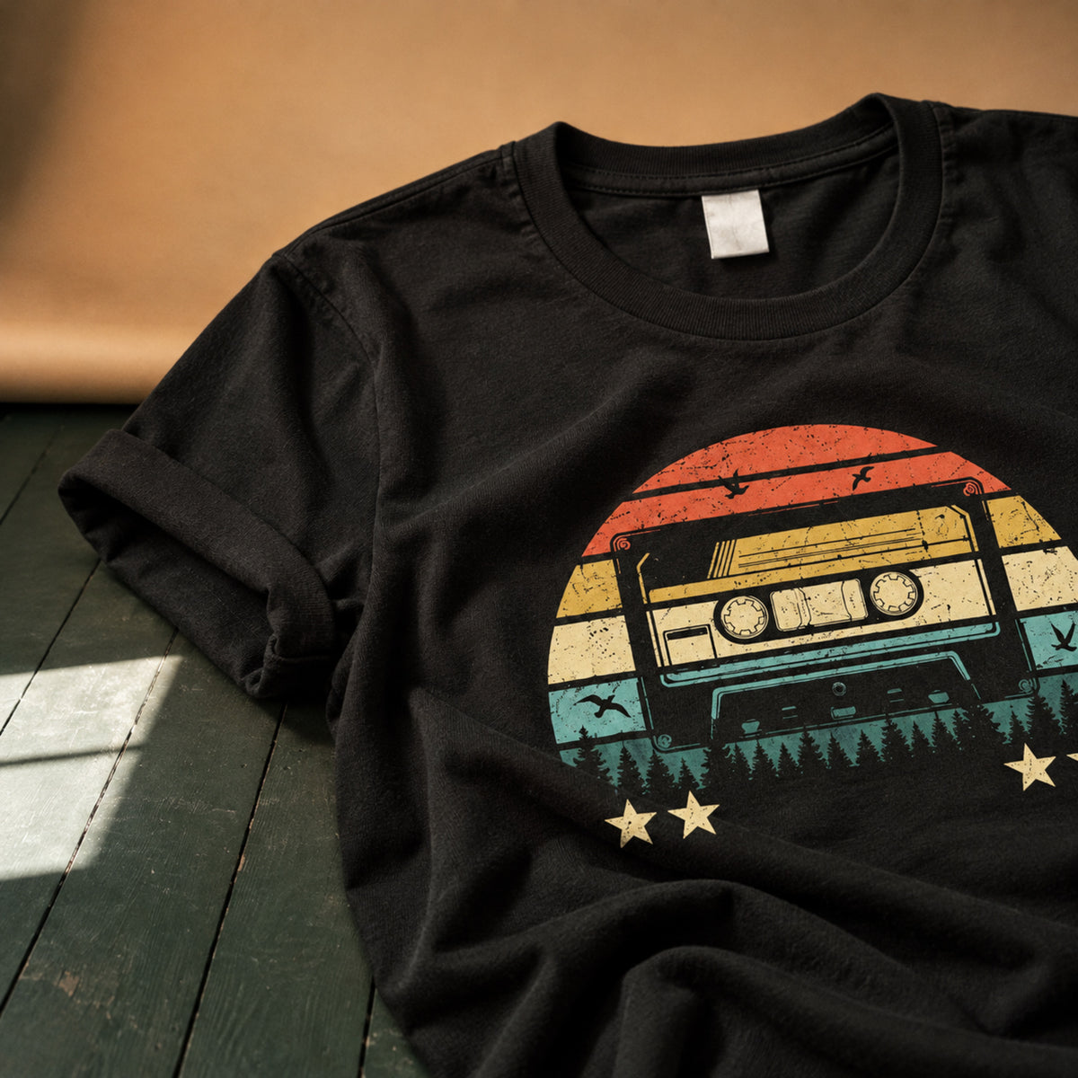 Gros plan sur l'imprimé cassette rétro à effet vieilli et le coton du t-shirt vintage femme années 80 Image