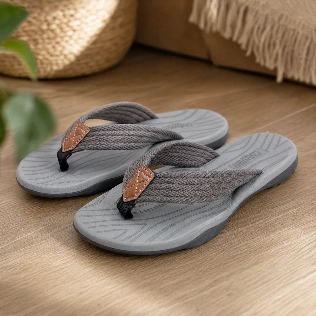 Tongs Homme Confort à Brides Tressées Gris - produit en situation