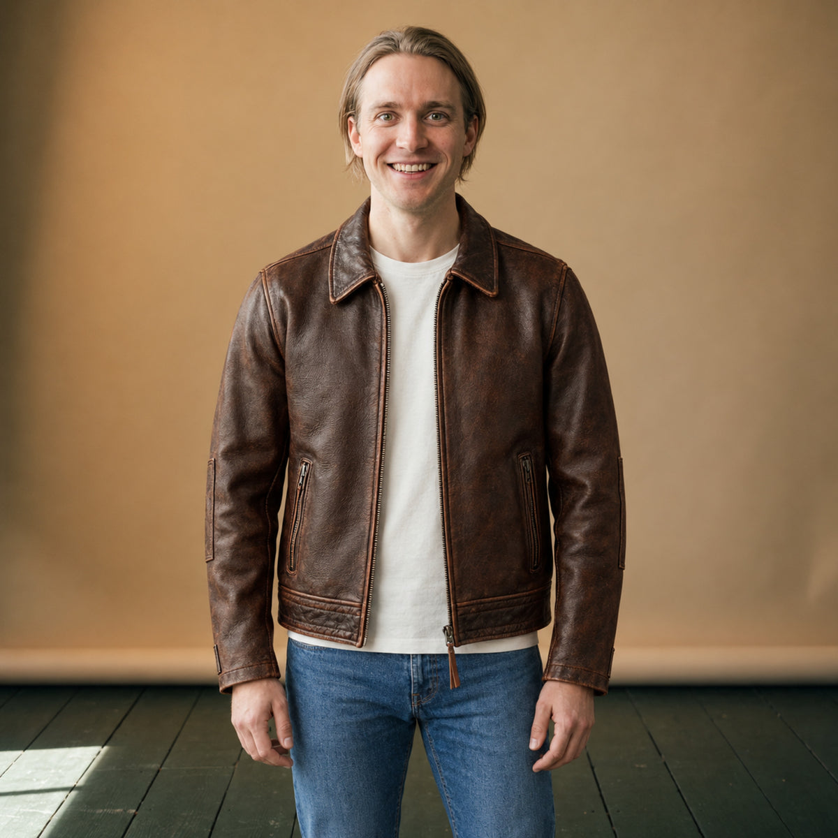 Veste vintage homme marron effet cuir à col rabattu portée en studio, vue de face Image