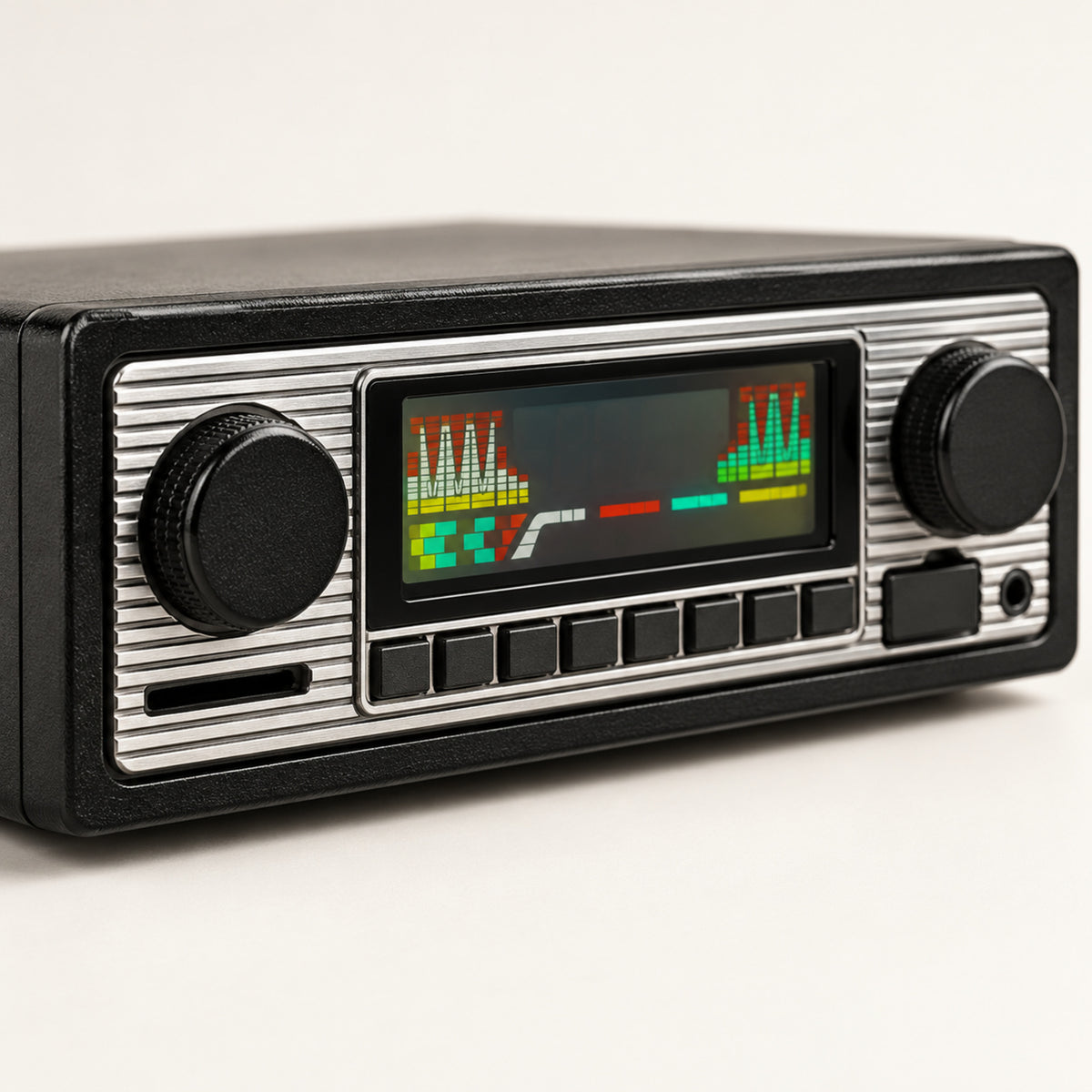 Gros plan sur la façade chromée striée, l'écran couleur et les touches de l'autoradio vintage bluetooth Image