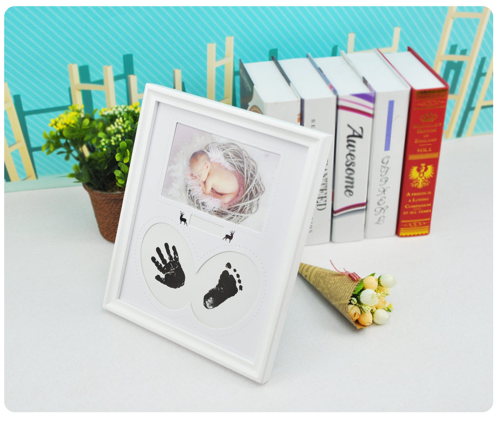 cadre-photo-vintage-avec-empreintes-de-mains-et-de-pieds-de-bebe