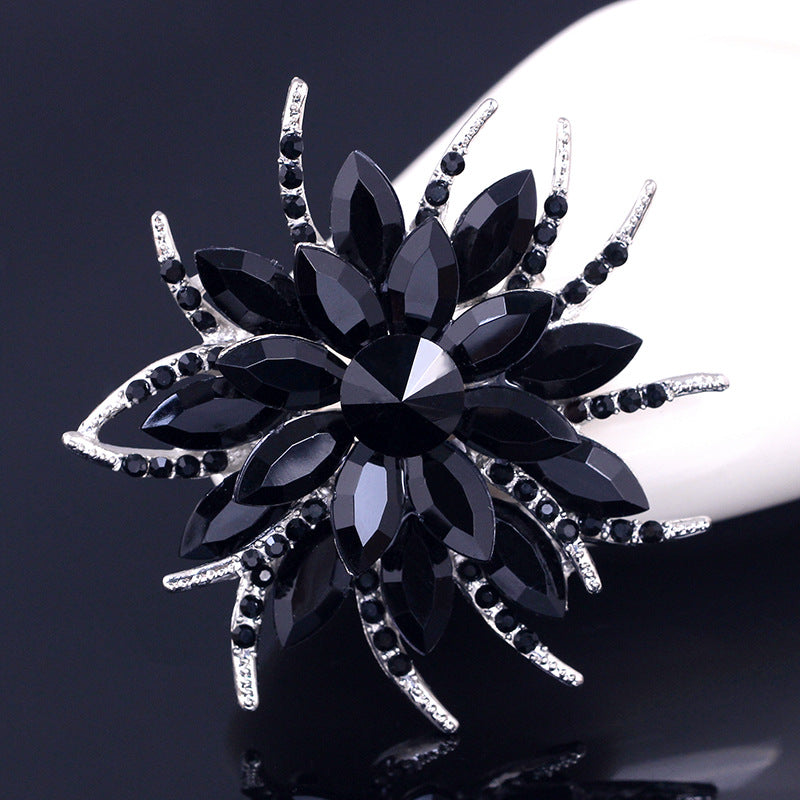 broche-en-cristal-de-fleur-de-col-vintage