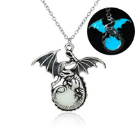 FÉERIES ET MERVEILLES COLLIER DRAGON VERT SUR ÉPÉE - Couleur Argent - GLOW IN THE DARK - STATUETTE DRAGON - POCHETTE ORGANZA OFFERTE FÉERIES ET MERVEILLES COLLIER DRAGON VERT SUR ÉPÉE - Couleur Argent - GLOW IN THE DARK - STATUETTE DRAGON - POCHETTE ORGANZA OFFERTE