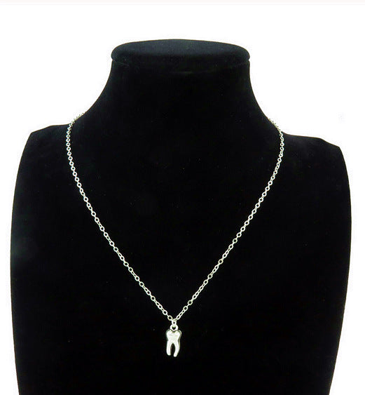 collier-pendentif-dent-en-alliage-vintage