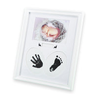 cadre-photo-vintage-avec-empreintes-de-mains-et-de-pieds-de-bebe