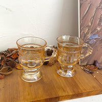 tasse-mini-en-relief-en-verre-ambre-vintage