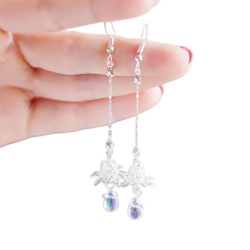 Paire de boucles d'oreilles en or rosé et gris, petite fleur, 1925