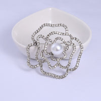broches-en-perles-naturelles-vintage-creusees-de-diamants