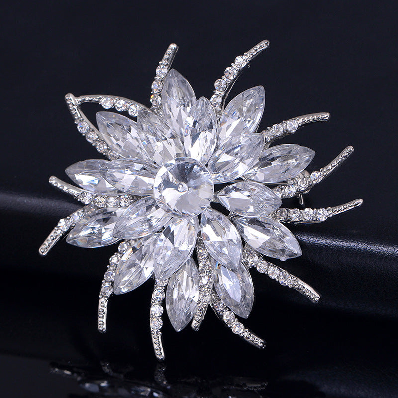 broche-en-cristal-de-fleur-de-col-vintage