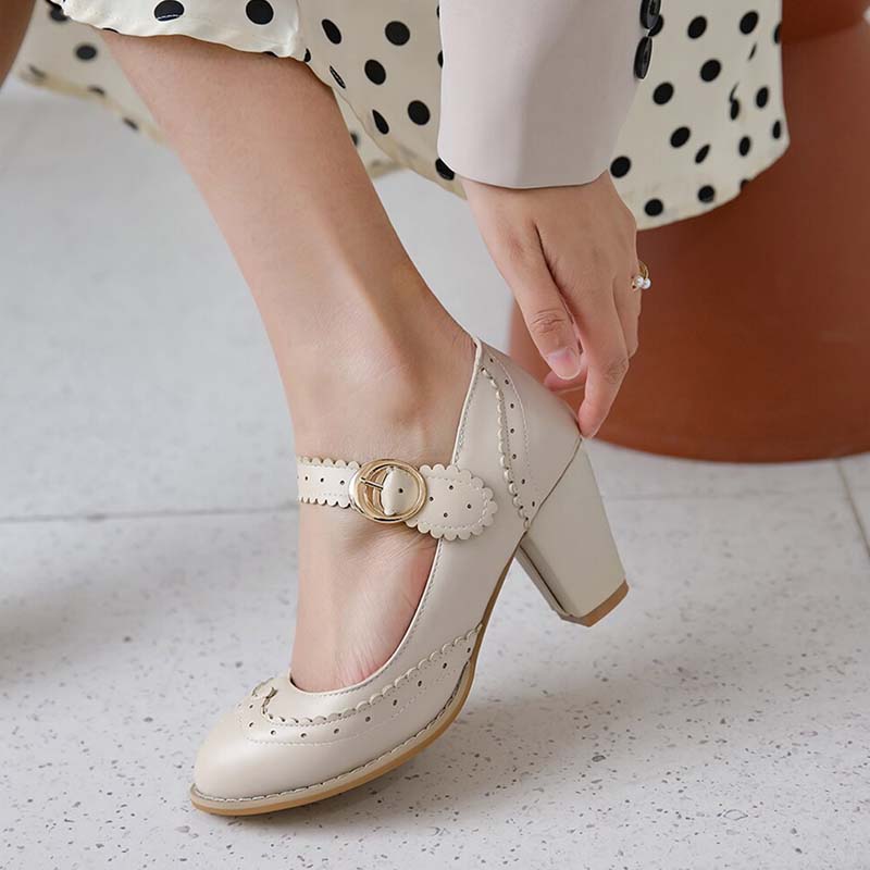 chaussures-annee-80-escarpins-petits-talons-blancs