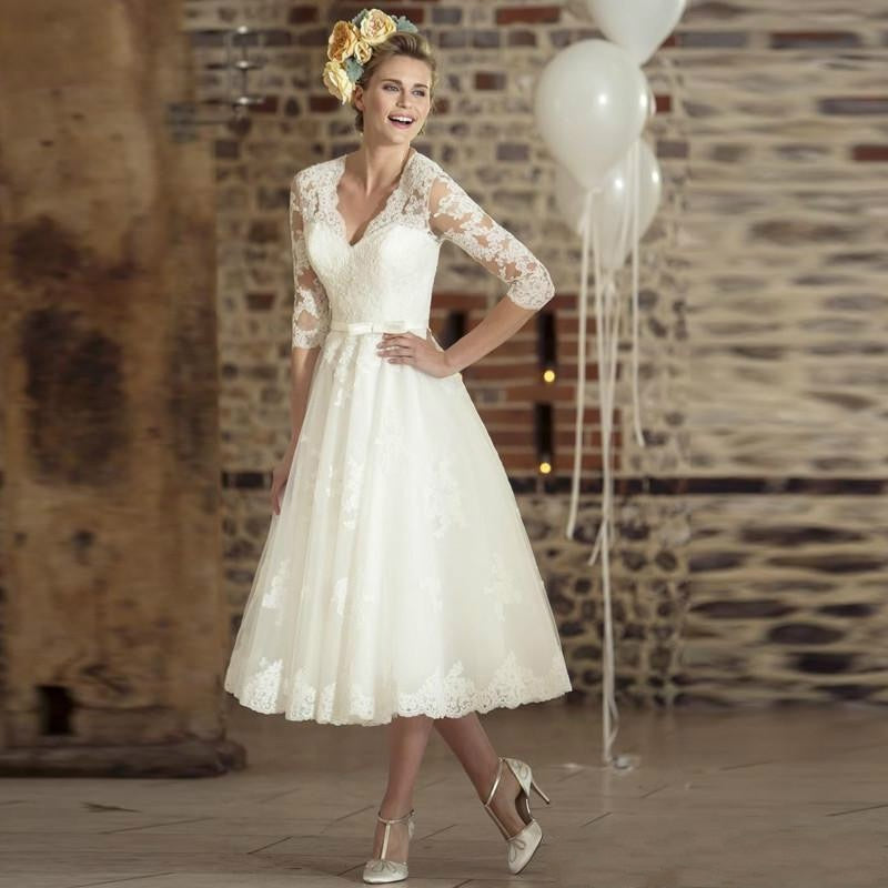 robe-de-mariee-courte-vintage-col-en-v Image